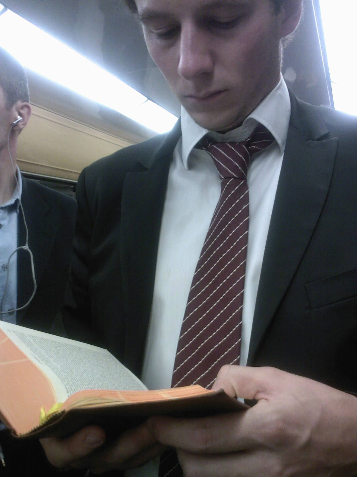 jeune homme lisant Nabokov en Pléiade dans le métro