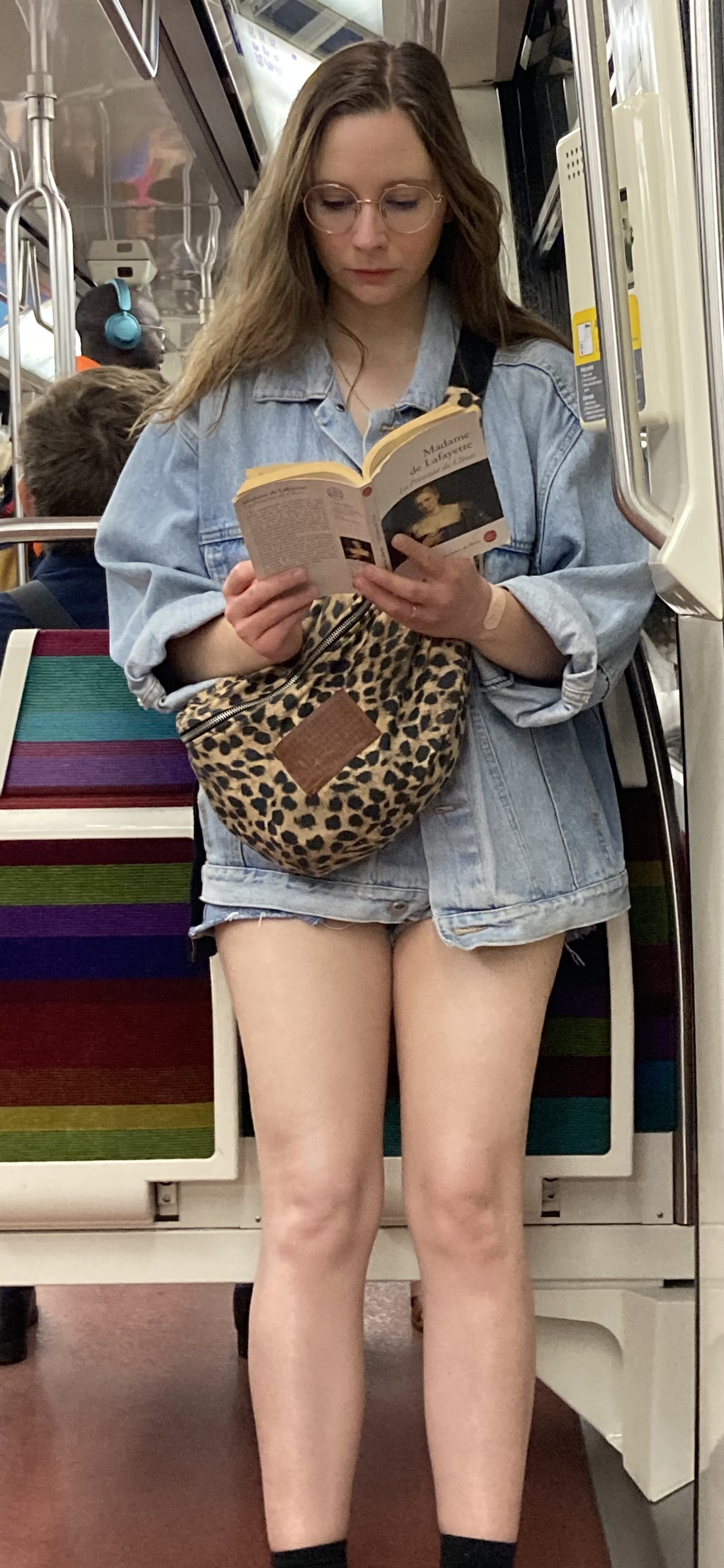 jeune fille lisant la Princesse de Clèves dans le métro