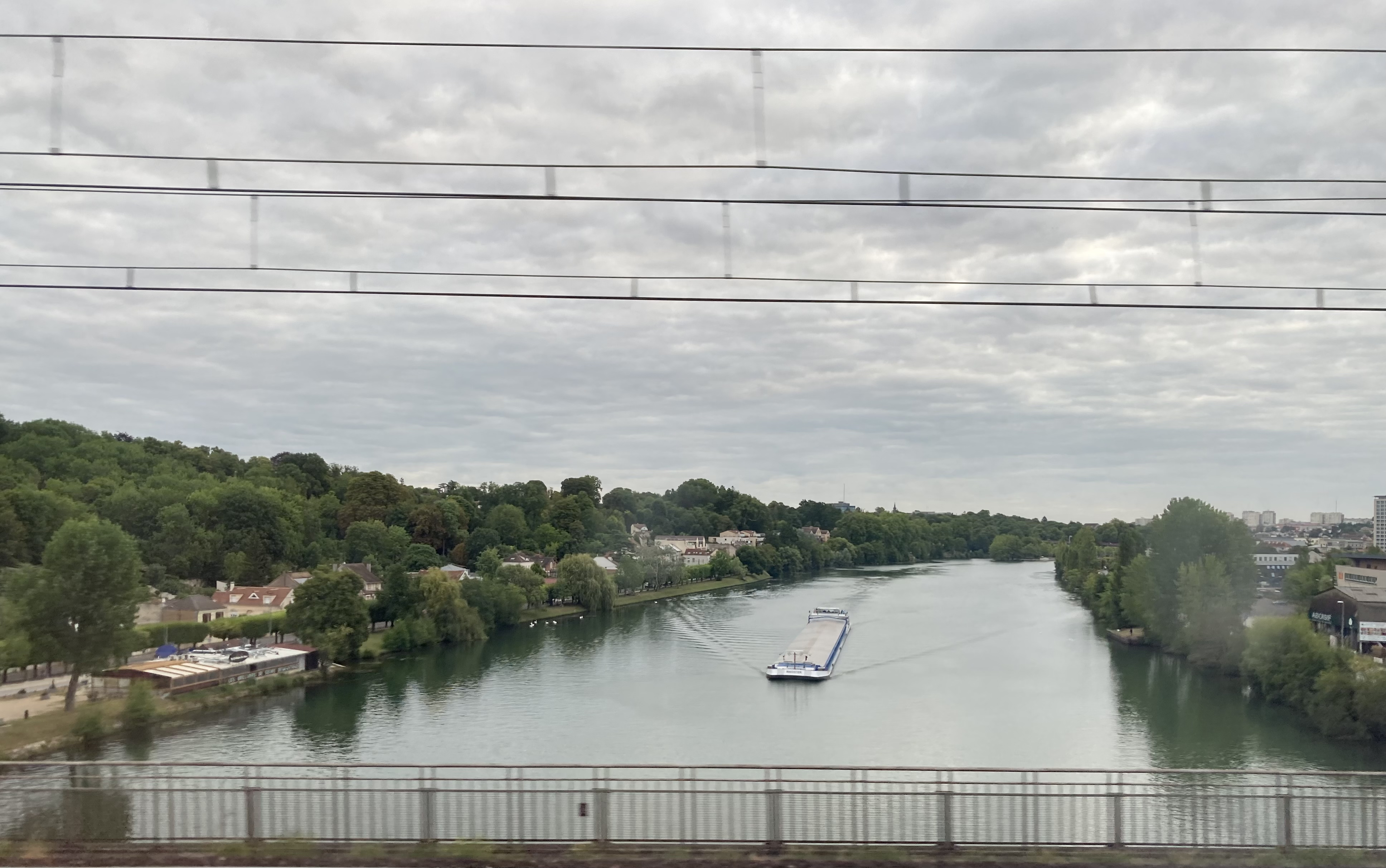 Seine au dessus du pont SNCF de Melun à 7h46 le 26 juillet 2022