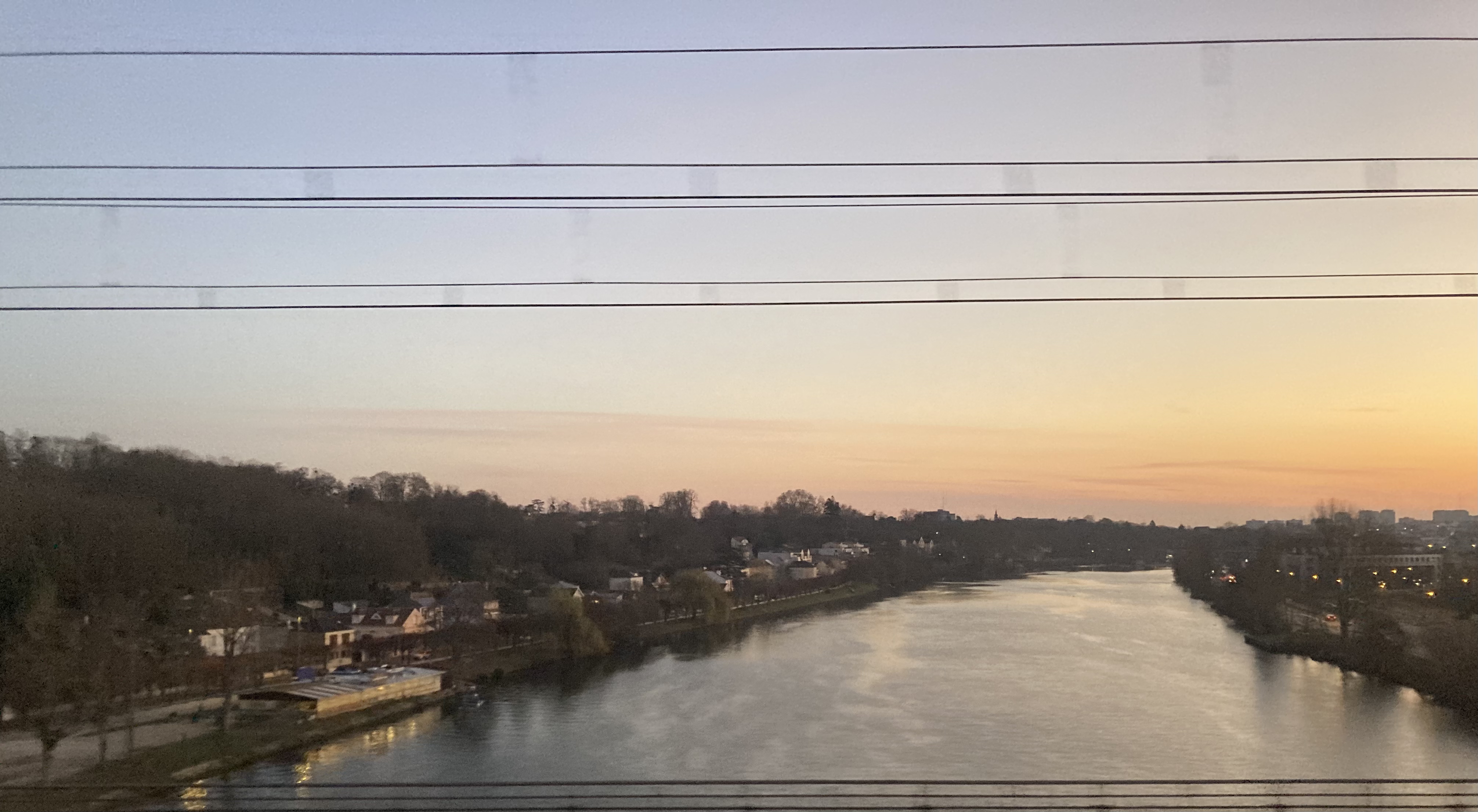 passage en train sur le pont SNCF de Melun à 7h15 le 1er mars