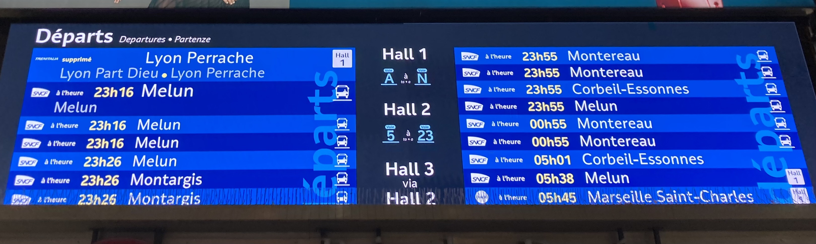 panneau des départ SNCF pour Moret