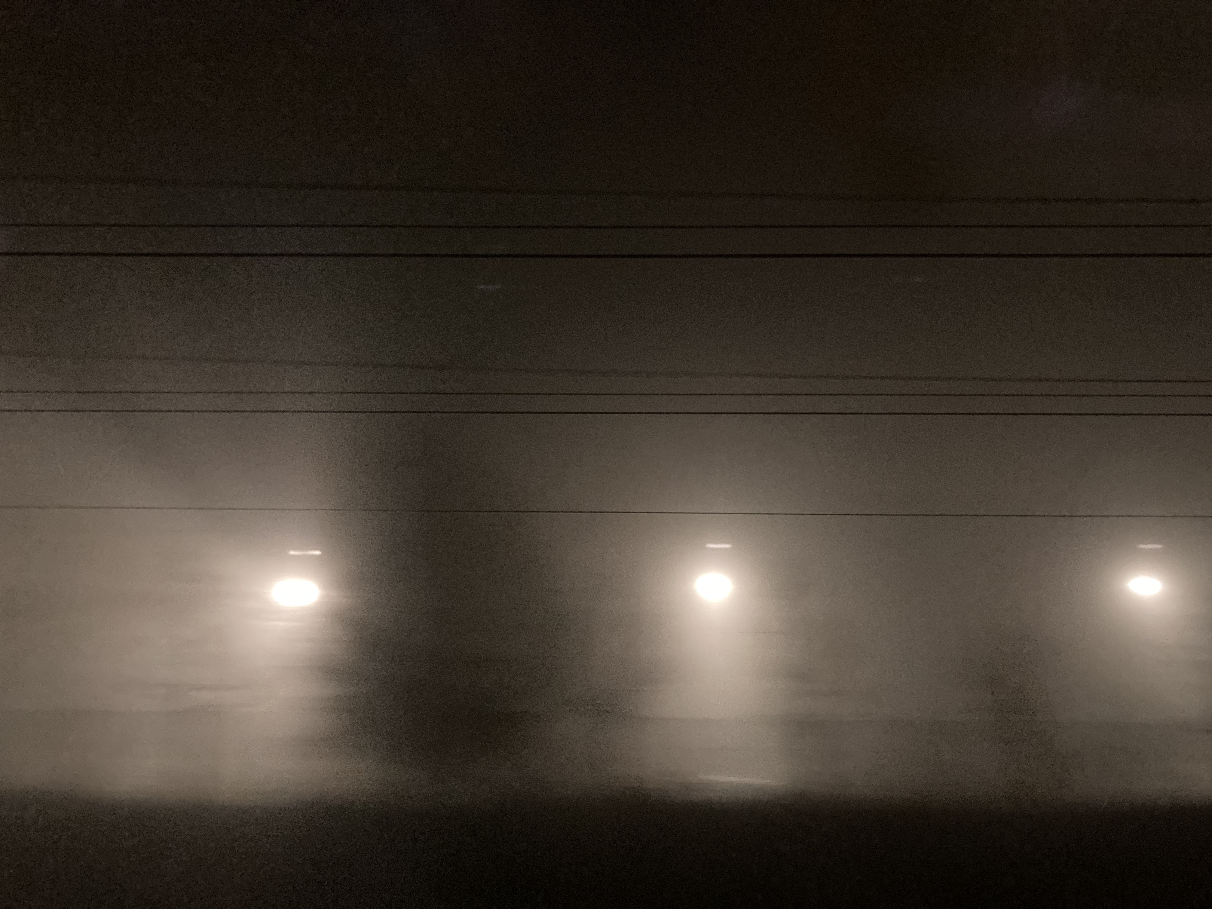 Nuit. Brume par la fenêtre du train ligne R. 7h01