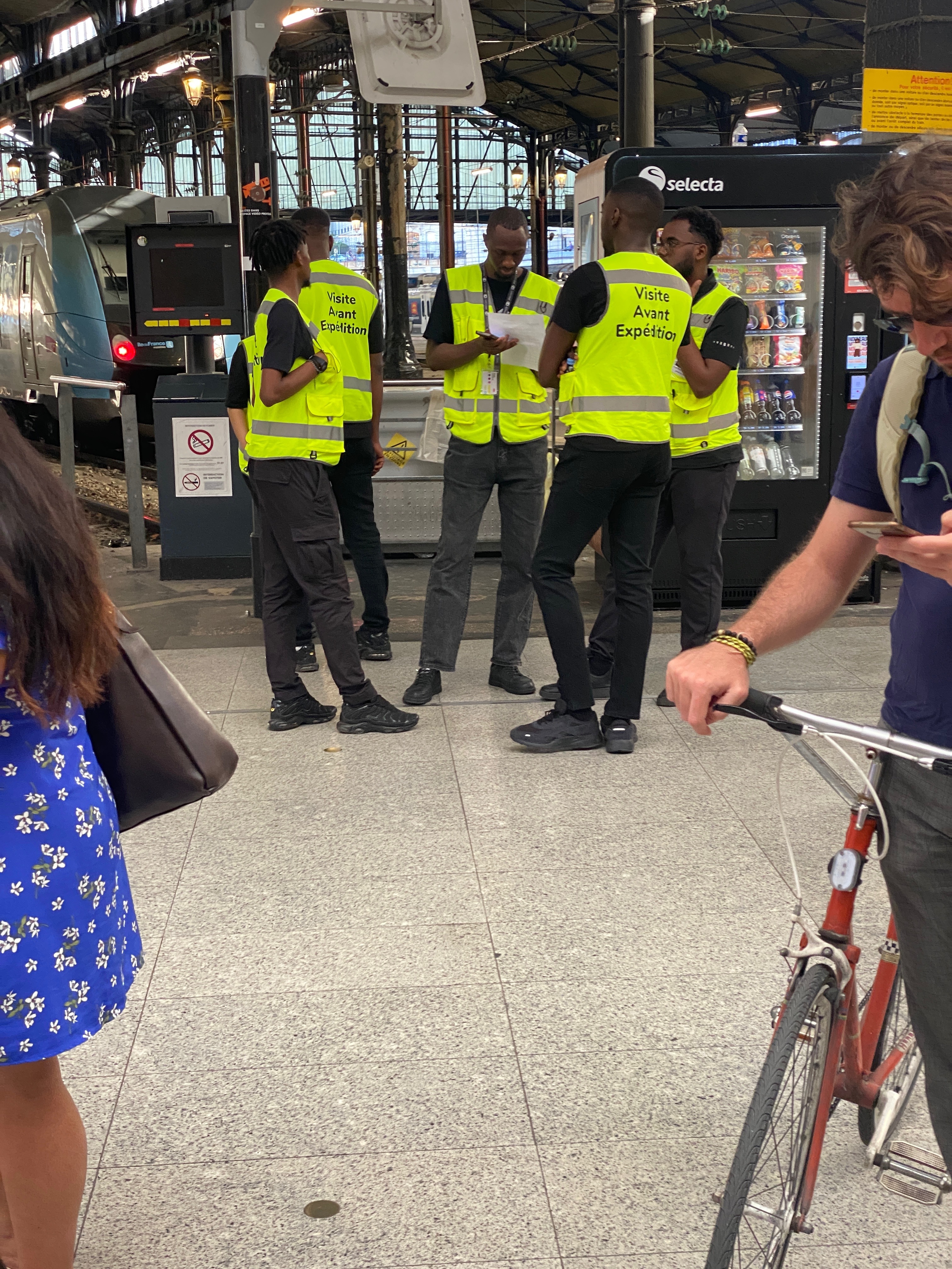 agents SNCF en train de papoter