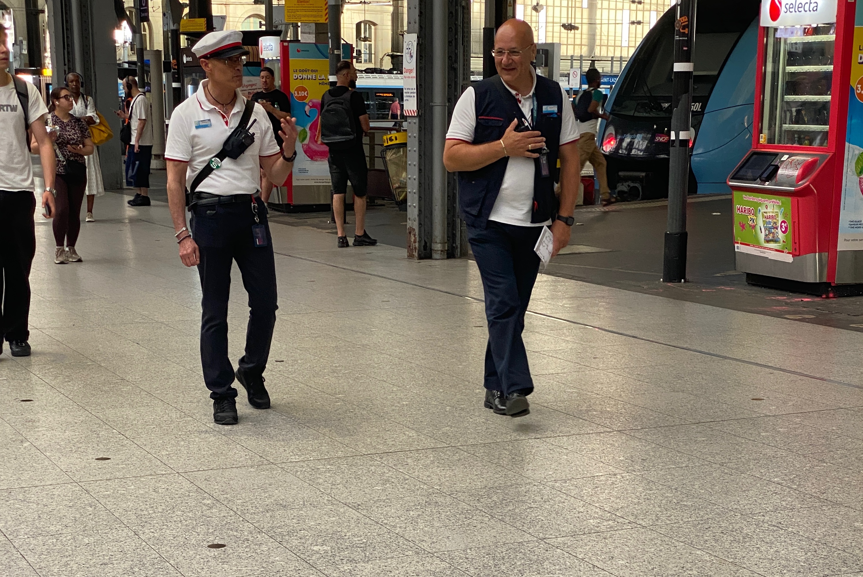agents SNCF en train de papoter