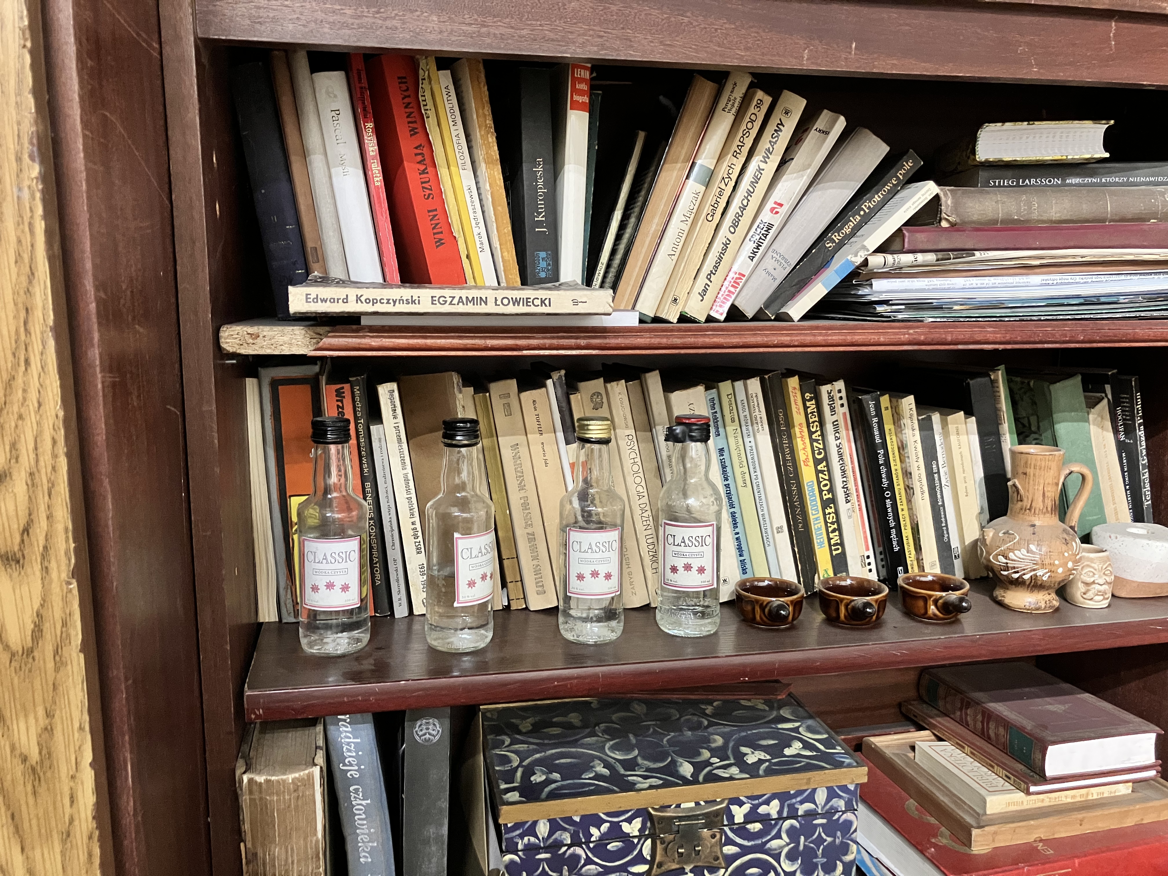 bibliothèque du sitcom Świat według Kiepskich - musée de Zamek Topacz près de Wrocłau