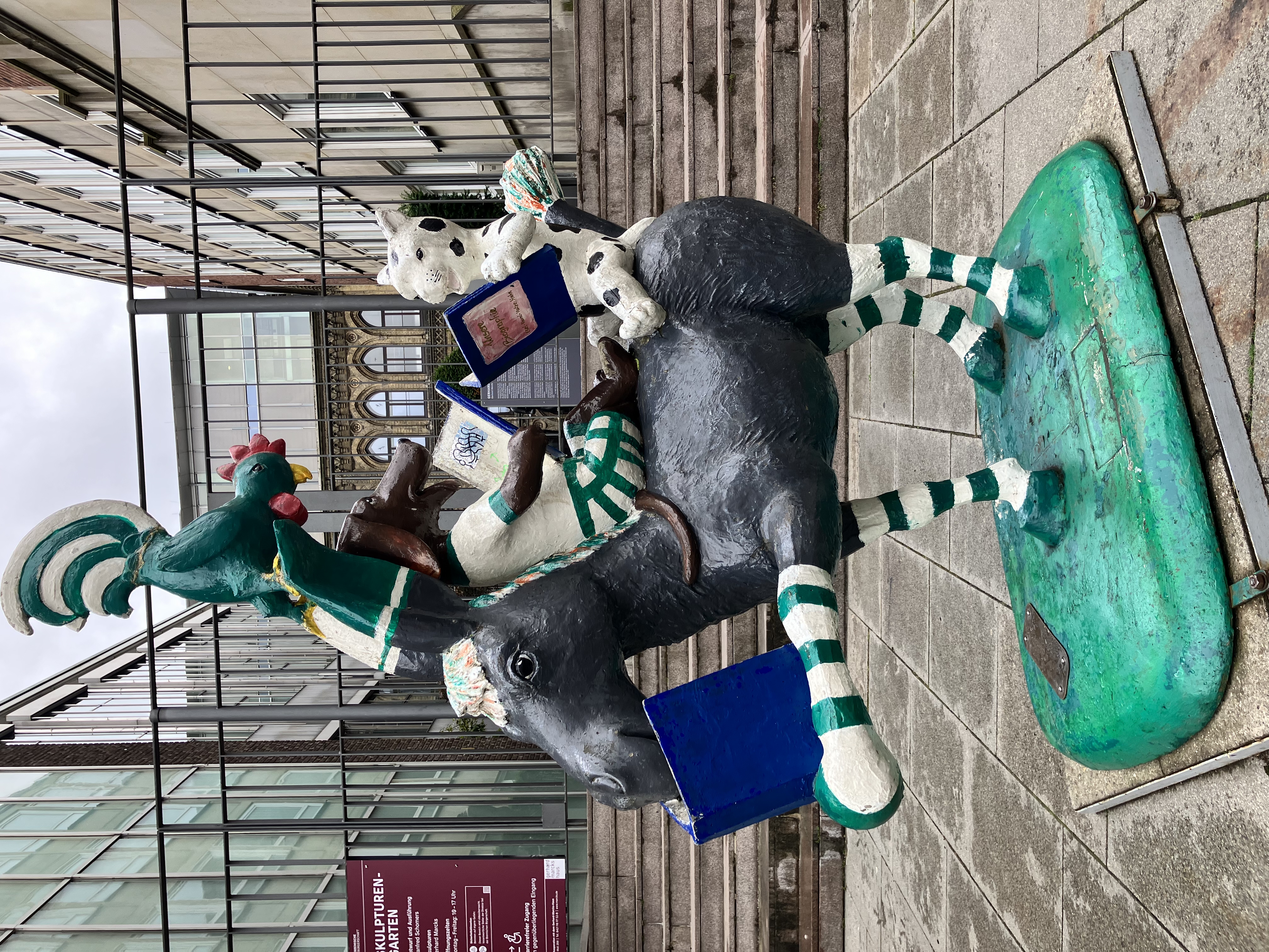 quatre animaux musiciens en train de lire - statue à Brême