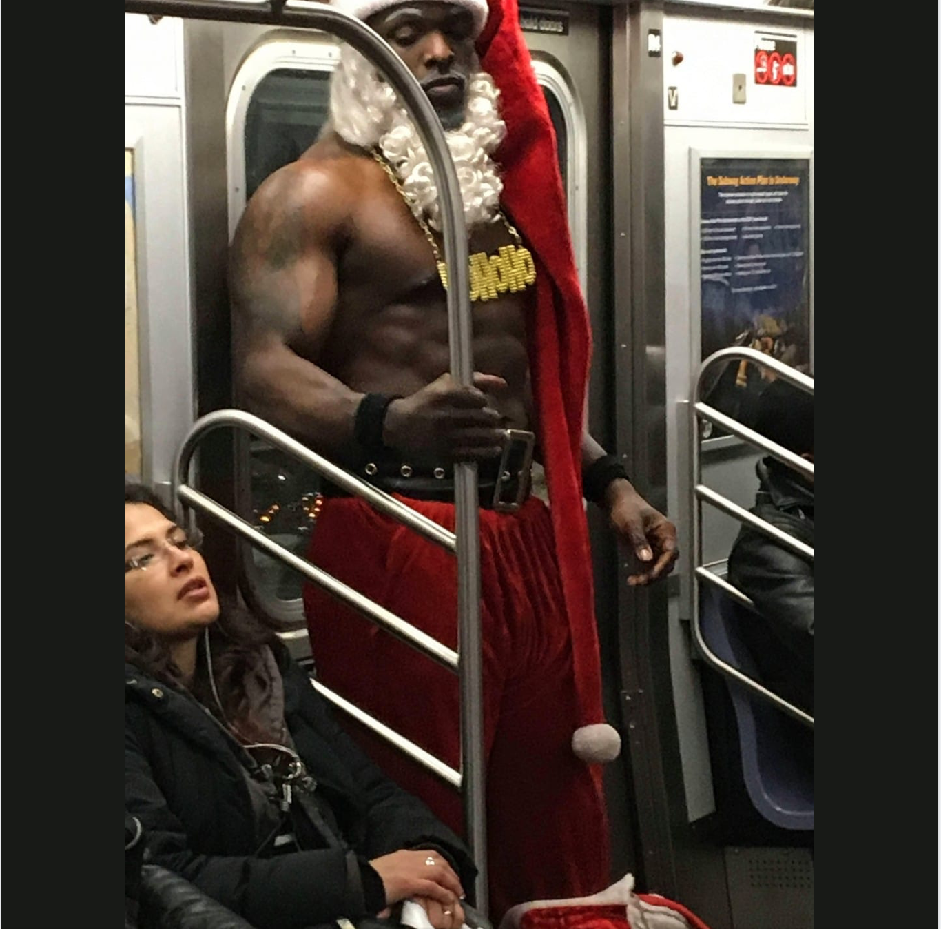 Père Noël musclé sans doute métro New York